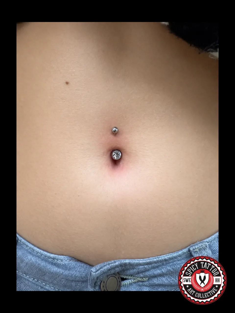 Bauchnabelpiercing mit Stein – Spicy Tattoo Hamburg
