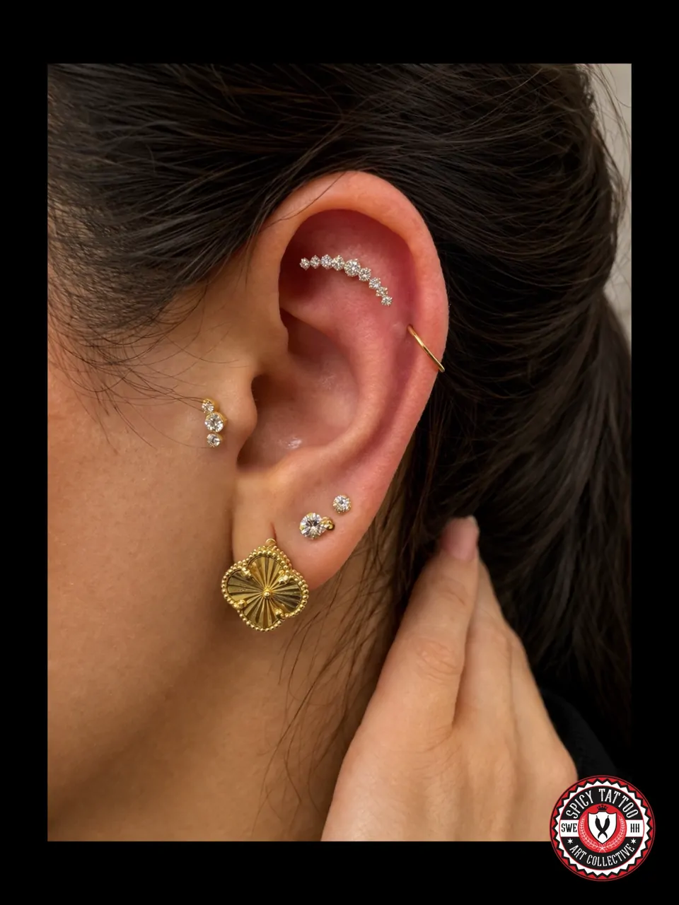 Ohrpiercings mit goldenem Schmuck – Spicy Tattoo Hamburg