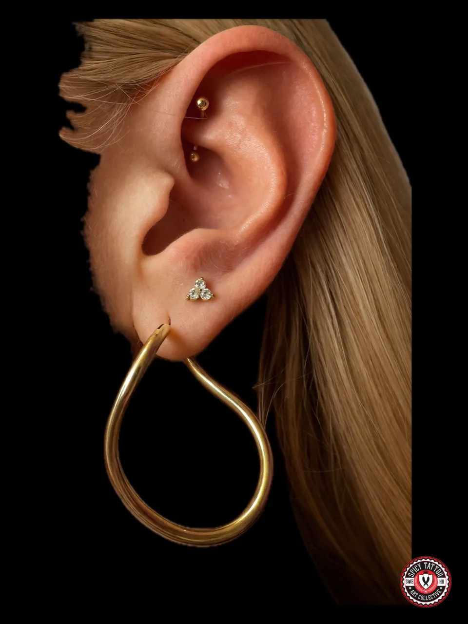 Ohrpiercing mit goldenem Schmuck – Spicy Tattoo Hamburg