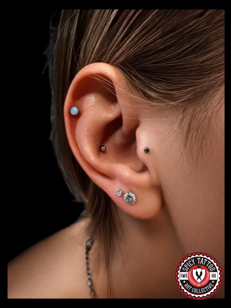 Ohrpiercings mit Steinen – Spicy Tattoo Hamburg