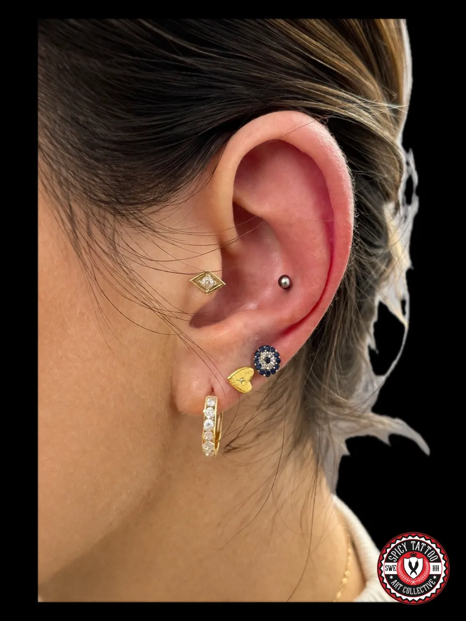Ohrpiercings mit buntem Schmuck – Spicy Tattoo Hamburg