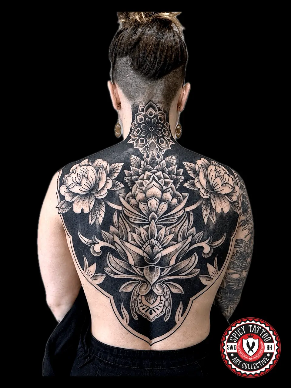 Ornamentales Rückentattoo mit Blumen – Spicy Tattoo Hamburg