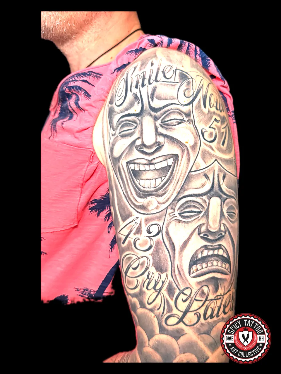 Chicano Tattoo mit Masken und Schriftzug am Oberarm – Spicy Tattoo Hamburg