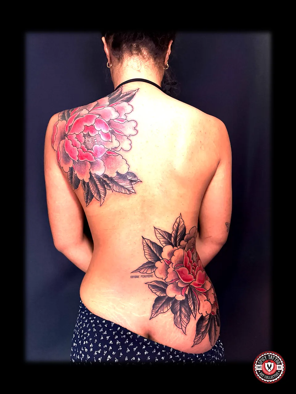 Farbiges Pfingstrosen-Tattoo am Rücken – Spicy Tattoo Hamburg