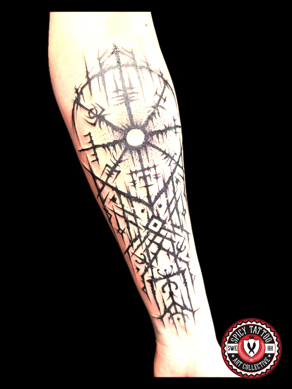 Blackwork Runen-Tattoo am Unterarm – Spicy Tattoo Hamburg