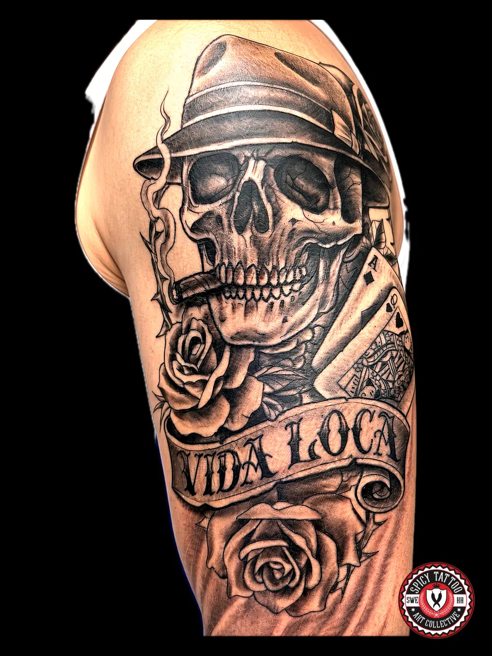 Chicano Skull Tattoo „Vida Loca“ am Oberarm – Spicy Tattoo Hamburg