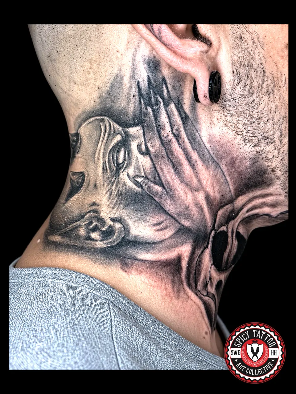 Black & Grey Hals-Tattoo mit betenden Händen – Spicy Tattoo Hamburg