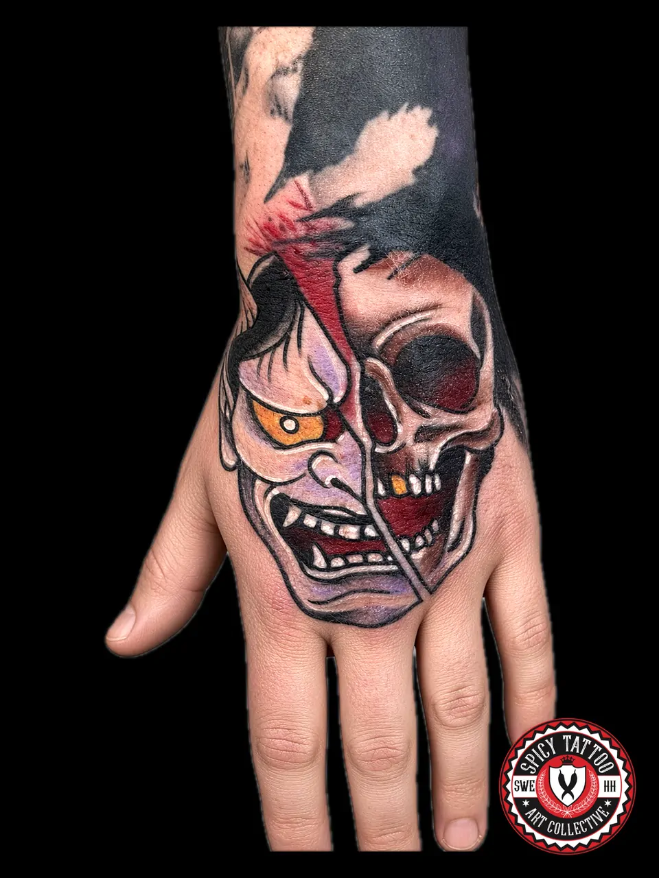 Farbiges Hand-Tattoo mit Maske und Totenkopf – Spicy Tattoo Hamburg